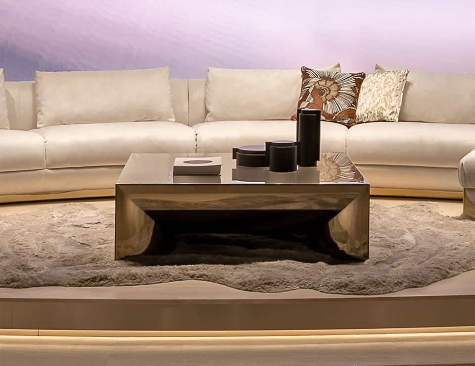 Metal coffee table with reflective finish