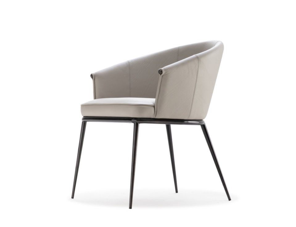 Leather armchair with curved back and metal legs