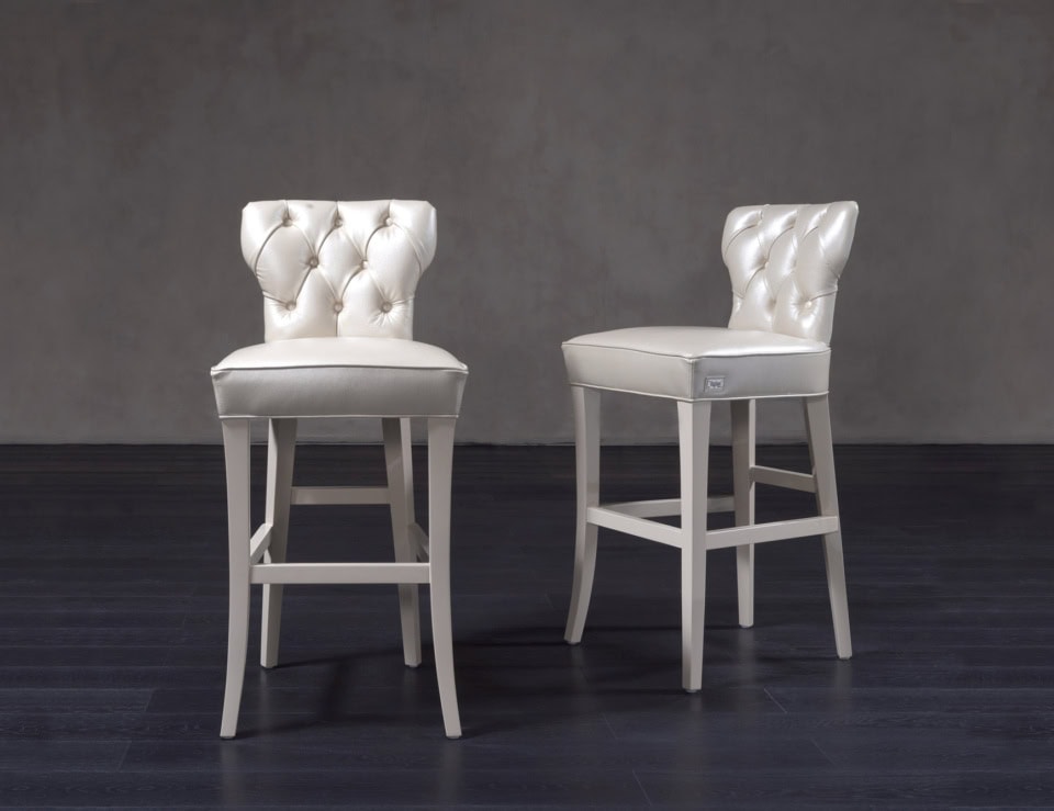 Guendalina leather bar stools with tufted backrest and wooden legs